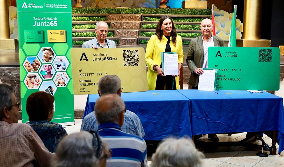 La consejera de Inclusión Social, Juventud, Familias e Igualdad, Loles López, junto al director general de Isla Mágica, Guillermo Cruz, durante el acto de la firma del convenio